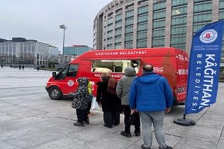 KÂĞITHANE’DE İFTARA YETİŞEMEYENLERE SICAK ÇORBA İKRAMI